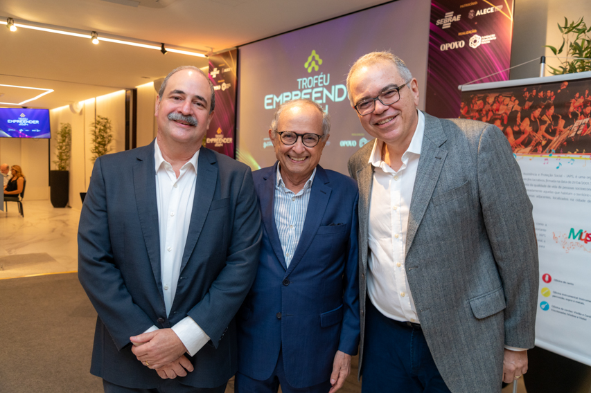 Paulo André Holanda é homenageado como empreendedor do ano pelo Troféu Empreender 2024