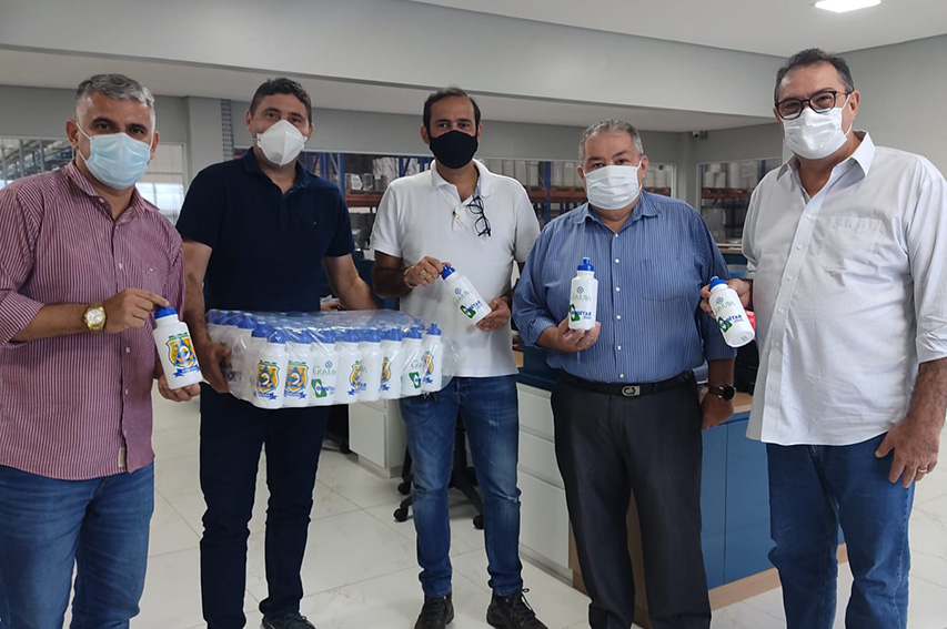 Sindquímica e prefeitura de Guaiúba doam mil garrafas para estudantes do município