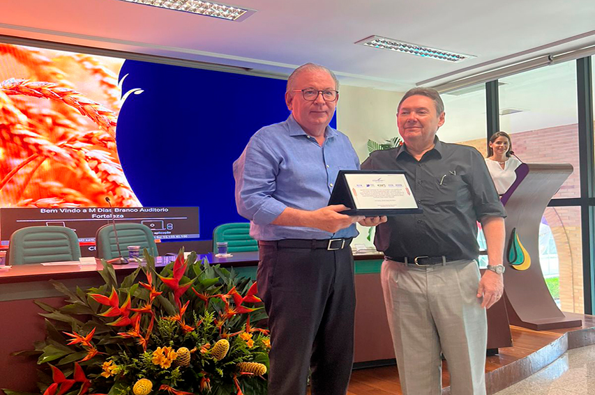 Durante almoço da AJE Fortaleza, Ricardo Cavalcante recebe placa em reconhecimento aos serviços prestados pela FIEC ao Ceará das mãos de Ivens Dias Branco Jr.