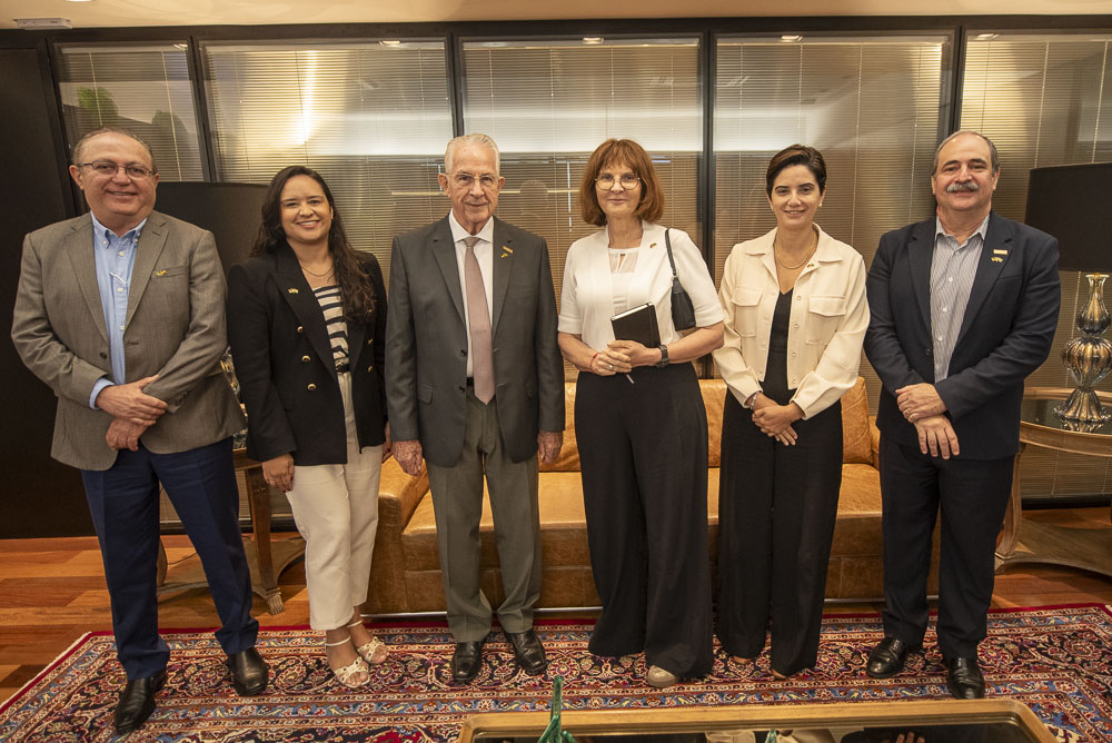 Embaixadora da Alemanha no Brasil visita FIEC e conhece resultados de projetos de cooperação com o Ceará na área de energia