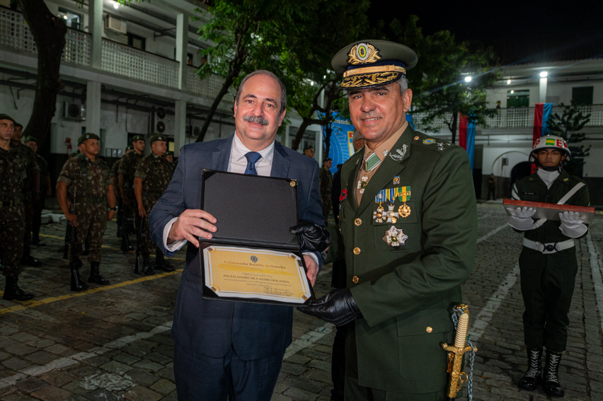 Paulo André Holanda recebe diploma de Colaborador Emérito do Exército na 10ª Região Militar