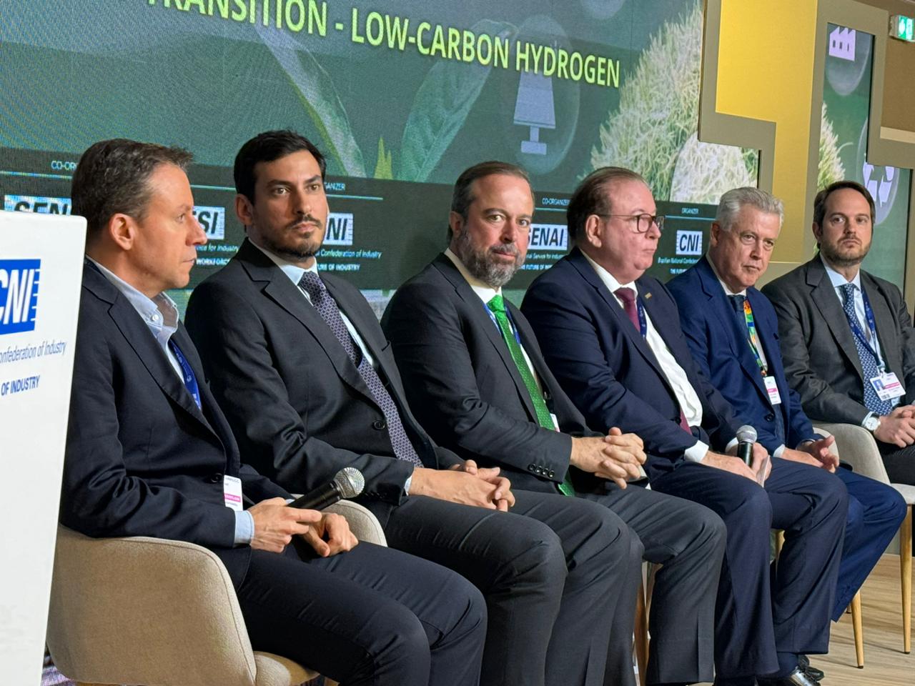 Presidente Ricardo Cavalcante modera painel sobre Hidrogênio de Baixo Carbono dirante a COP28, em Dubai