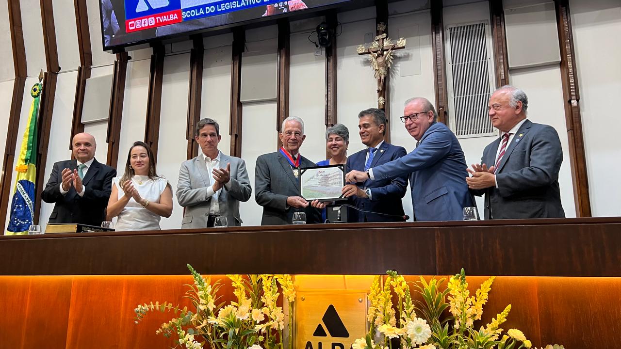 Carlos Prado, 1º Vice-presidente da FIEC, recebe a Comenda 2 de Julho na Assembleia Legislativa da Bahia