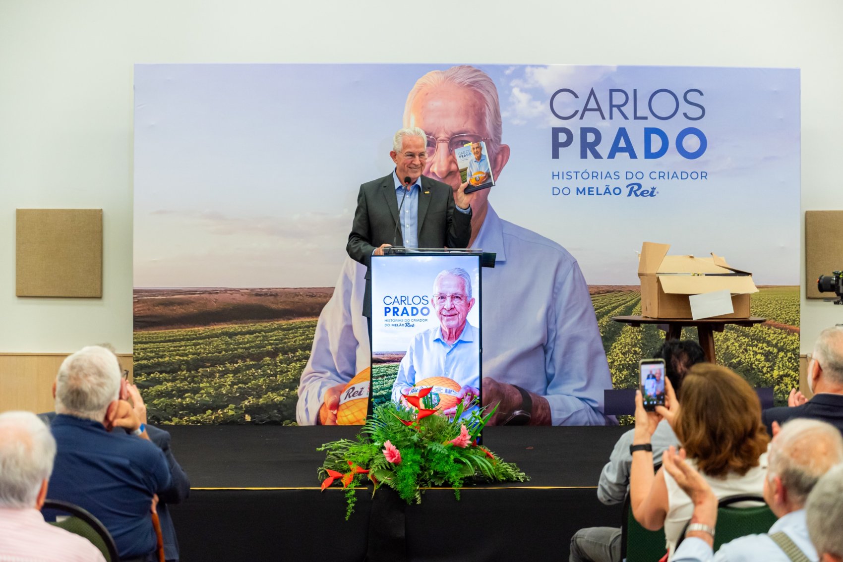 Livro sobre a trajetória do industrial Carlos Prado é lançado em cerimônia no PEC Brasil