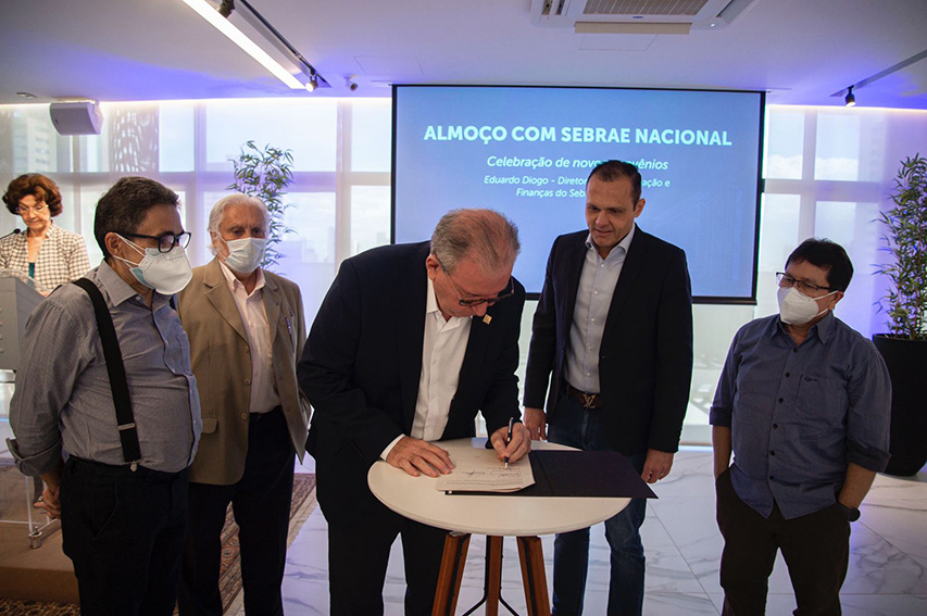 Ricardo Cavalcante e Eduardo Diogo assinam convênio entre FIEC e SEBRAE Nacional para implementação de 17 novos projetos