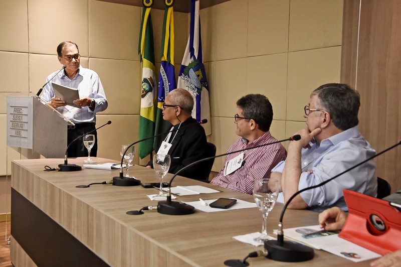 O titular da Sedet, Maia Júnior, abriu o seminário, seguido das apresentações da Plataforma Ceará 2050 (Fundação Astef);