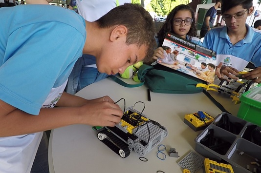 Escola SESI SENAI realiza torneio de robótica durante Semana de Tecnologia e Cultura